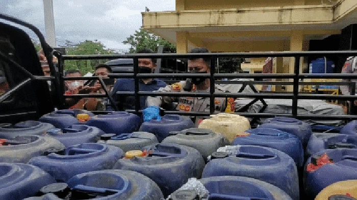 Polisi membongkar dugaan penyalahgunaan solar bersubsidi di Sukabumi