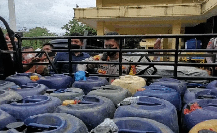 Polisi membongkar dugaan penyalahgunaan solar bersubsidi di Sukabumi