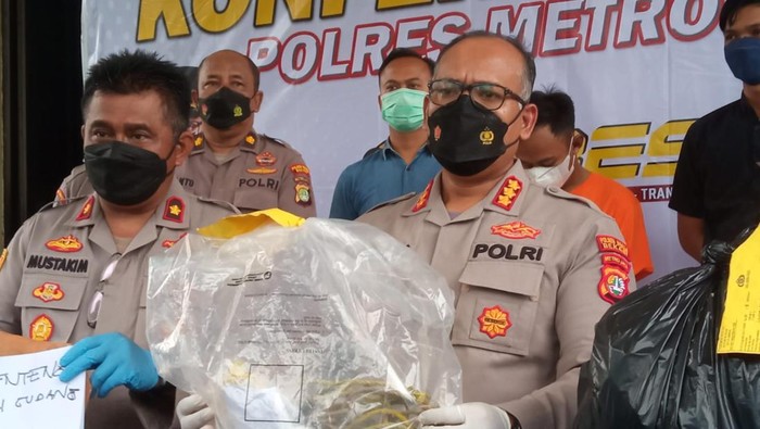 Polisi merilis kasus penemuan mayat di Kali Ulu, Bekasi yang ternyata dibunuh
