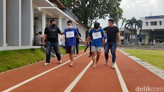 Polresta Bogor Kota menggerebek sebuah hotel yang diduga dijadikan lokasi transaksi prostitusi online. Empat pria diduga muncikari ditangkap polisi. (M Solihin/detikcom)