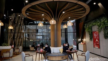 Bisa dikatakan GraPARI ini adalah Konsep GraPARI Cafe. Konsep yang sebelumnya lebih office look, bright, colourfull, sekarang lebih menonjolkan cozy, warm, dan homey, dan dipadukan material yang sustain seperti kayu, bata merah, warna semen (concrete), ditambah warna-warna earth tone dan corp colour yang baru menjadikan grapari telkomsel lebih dirasa tempat nongkrong atau cafe.