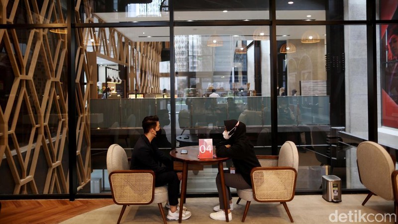 Grapari Telkomsel terus berbenah diri memperbaiki layanan dan penampilannya. Seperti gerai di Sarinah Thamrin ini. Mirip Cafe banget!