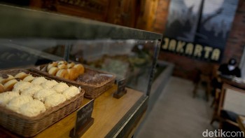 Suguhan kopi dan makanan ringan seperti donat juga tersaji lengkap disini. Enak banget kalo dinikmati sambil santai.