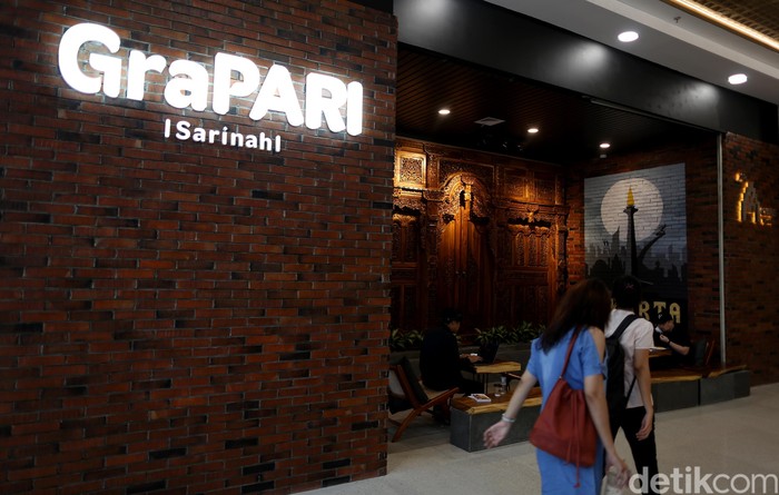 Grapari Telkomsel terus berbenah diri memperbaiki layanan dan penampilannya. Seperti gerai di Sarinah Thamrin ini. Mirip Cafe banget!