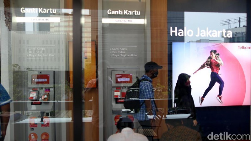 Grapari Telkomsel terus berbenah diri memperbaiki layanan dan penampilannya. Seperti gerai di Sarinah Thamrin ini. Mirip Cafe banget!