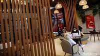 Grapari Telkomsel terus berbenah diri memperbaiki layanan dan penampilannya. Seperti gerai di Sarinah Thamrin ini. Mirip Cafe banget!