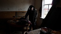 Mengutip Reuters, nenek berusia 83 tahun itu menjadi penduduk lokal terakhir yang tinggal di desa yang berada dekat dengan garis depan perang Rusia-Ukraina di wilayah Kyiv.