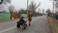 Pada Kamis (31/3/2022), waktu setempat, Valentyn dievakuasi oleh seorang tentara Ukraina. Valentyn dievakuasi dari desa tempat tinggalnya menggunakan gerobak dorong.