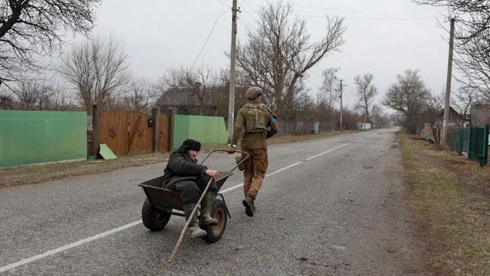 Valentyn (83) menjadi penduduk lokal terakhir yang tinggal di desa yang dekat dengan garis depan perang Rusia-Ukraina. Pada 31 Maret lalu ia akhirnya dievakuasi