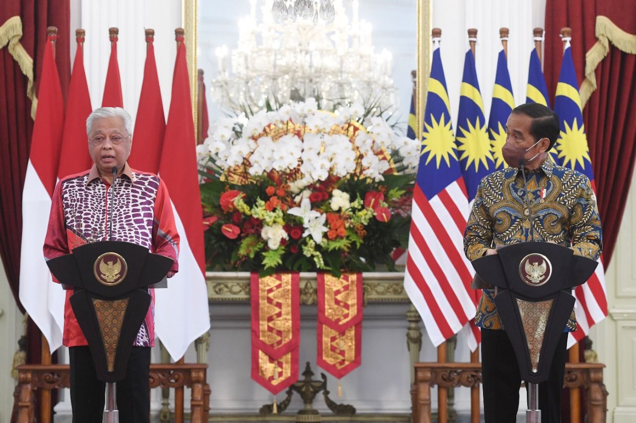 Presiden Joko Widodo (Jokowi) menyambut kunjungan kerja Perdana Menteri (PM) Malaysia Ismail Sabri bin Yaakob di Istana Merdeka, Jakarta, Jumat (1/4/2022). Ini merupakan kunjungan kedua PM Ismail Sabri ke Indonesia setelah kunjungan resmi ke Istana Kepresidenan Bogor pada 10 November 2021 lalu. (Foto: Lukas - Biro Pers Sekretariat Presiden)