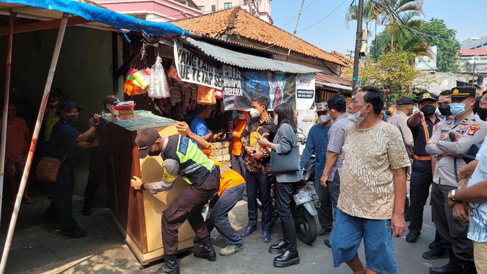PT Kereta Api Indonesia (KAI) Daop 1 Jakarta menertibkan lahan dan rumah di Jl Ceylon, Kebon Kelapa, Gambir, Jakarta Pusat.