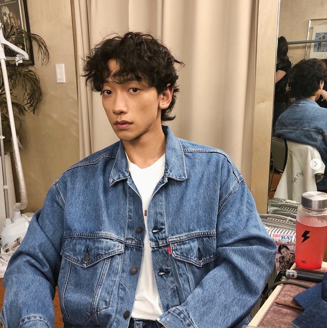 Rain dan keluarganya mengalami dampak dari krisis moneter pada 1997. Ayahnya bangkrut dan mencari pekerjaan ke Brazil. Sedangkan ibunya berjualan makanan hingga jatuh sakit karena diabetes. Sayangnya Rain harus kehilangan ibunya pada 2000 karena tidak mampu membayar perawatan medisnya. Foto: dok. Instagram @rain_oppa