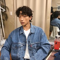 Rain dan keluarganya mengalami dampak dari krisis moneter pada 1997. Ayahnya bangkrut dan mencari pekerjaan ke Brazil. Sedangkan ibunya berjualan makanan hingga jatuh sakit karena diabetes. Sayangnya Rain harus kehilangan ibunya pada 2000 karena tidak mampu membayar perawatan medisnya. Foto: dok. Instagram @rain_oppa