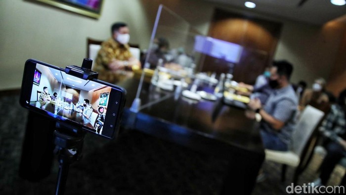 Rapat persiapan menuju Hoegeng Award Pimpinan Redaksi Detikcom Alfito Deannova Ginting, Ketua Harian Kompolnas Irjen Pol Purn Benny Josua Mamoto, dan Komisioner Kompolnas Poengky Indarti melakukan rapat persiapan acara Hoegeng Award di kawasan Menara Bank Mega, Tendean, Jakarta Selatan, Jumat (1/4).