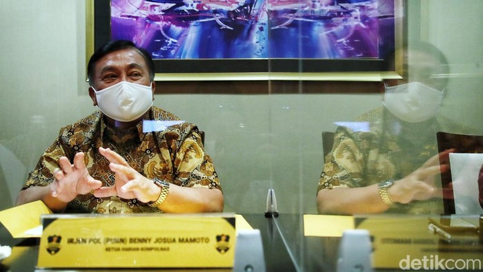 Pimpinan Redaksi Detikcom Alfito Deannova Ginting, Ketua Harian Kompolnas Irjen Pol Purn  Benny Josua Mamoto, dan Komisioner Kompolnas Poengky Indarti melakukan rapat persiapan acara Hoegeng Award di kawasan Menara Bank Mega, Tendean, Jakarta Selatan, Jumat (1/4).