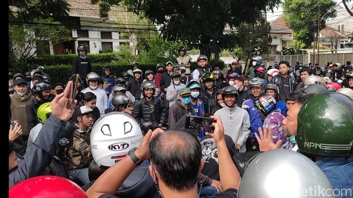 Ratusan bobotoh mendatangi Graha Persib. Mereka berniat untuk menyambut kepulangan David da Silva dkk