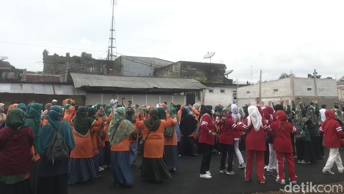 Ratusan guru-guru se Kota Sukabumi terlihat asyik joget dangdutan di halaman parkir Pasar Pelita. Hiburan tersebut digelar sebelum acara ‘Belanja Bareng Guru di Dinas Pendidikan dan Kebudayaan’ dimulai.