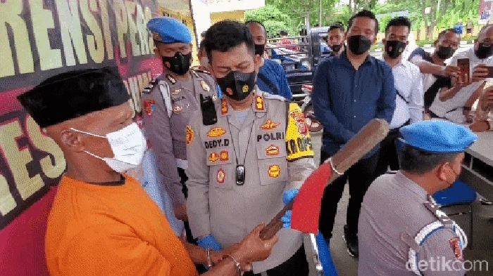Rekonstruksi penyerangan terhadap Abas Basuni (60). Akibat kejadian ini, daun telinga korban sampai hampir terputus