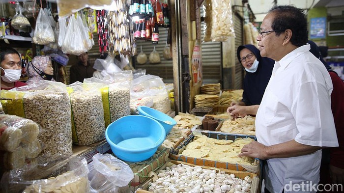 Rizal Ramli Blusukan ke Pasar Kramat Jati Cek Harga Bahan Pokok Ekonom senior Rizal Ramli berbincang dengan pedagang daging di Pasar Kramat Jati, Jakarta, Jumat (1/4/2022). Ia blusukan untuk memantau langsung harga bahan pokok jelang ramadan 2022.