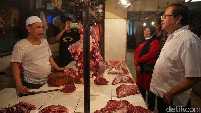 Ekonom senior Rizal Ramli berbincang dengan pedagang daging di Pasar Kramat Jati, Jakarta, Jumat (1/4/2022). Ia blusukan untuk memantau langsung harga bahan pokok jelang ramadan 2022.