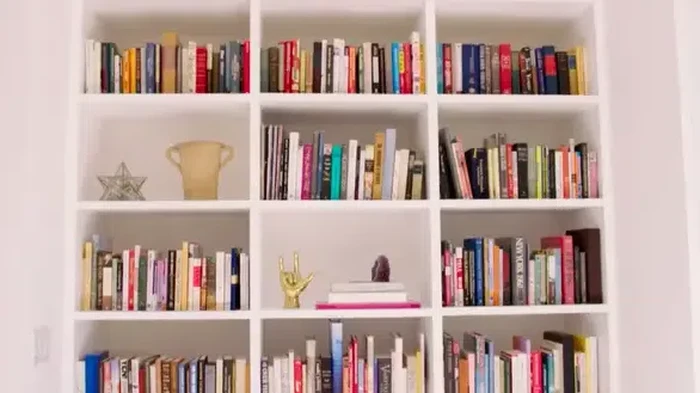 Rak penuh buku di rumah Ashley Tisdale.
