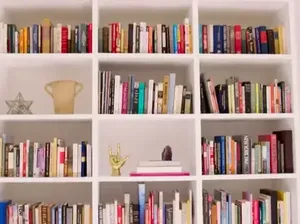 Jangan Salah, Begini Cara Membersihkan Rak Buku Biar Awet