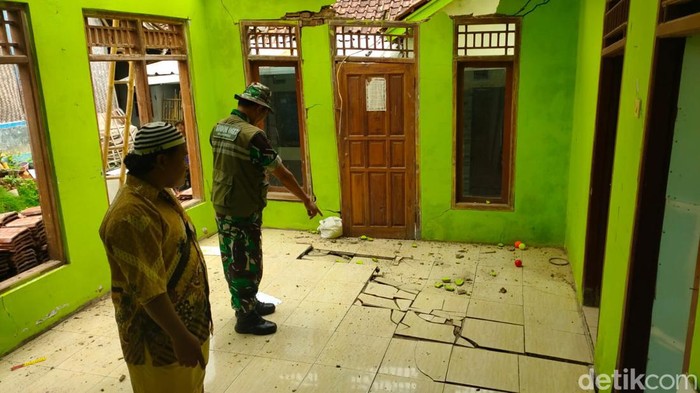 Rumah warga terdampak bencana pergerakan tanah di Blok Cigobang, Desa Padarek, Kecamatan Lemahsugih, Majalengka.