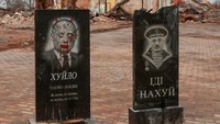 Di samping Putin, terdapat juga batu nisan dengan potret Presiden Belarusia Alexander Lukashenko di kawasan tersebut. 