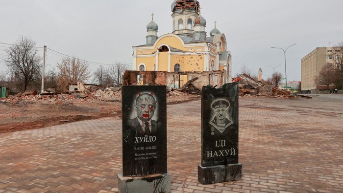 Rusia Serang Ukraina, Batu Nisan Bergambar Putin Muncul di Kota Ini Batu nisan dengan potret Presiden Rusia Vladimir Putin muncul di sebuah kota yang berada di kawasan Ukraina. Seperti apa penampakannya? Ini fotonya.