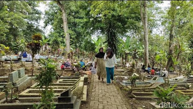 Sejumlah warga Lebak ziarah ke TPU Sirnaraga (Fathul Rizkoh/detikcom)