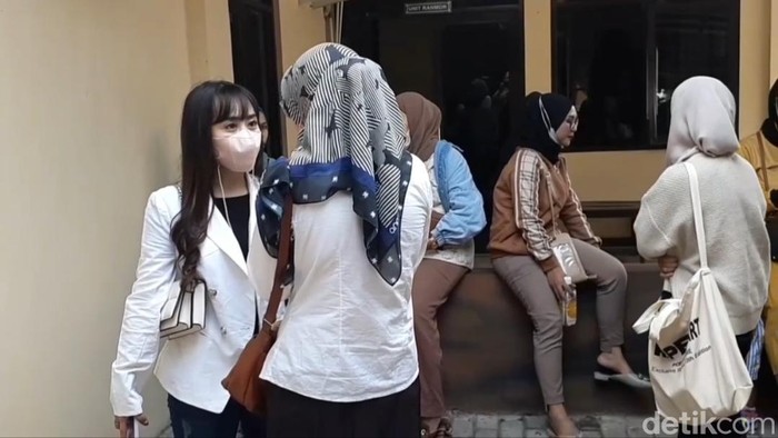 Sekitar 30 orang, yang didominasi perempuan muda mendatangi kantor Polres Garut, Rabu (30/3). Mereka datang untuk melaporkan kejadian dugaan penipuan bermodus investasi yang mereka alami.
