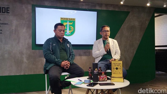 Sekretaris Persebaya Ram Surahman dan Pelatih Aji Santoso