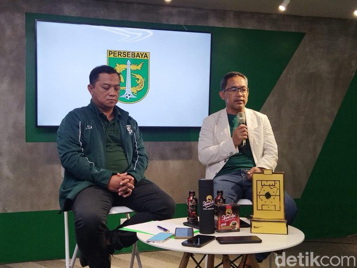 Sekretaris Persebaya Ram Surahman dan Pelatih Aji Santoso