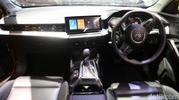 Desain interior terbaik juga ikut disajikan, dengan pemilihan bahan interior terbaik yang mampu menambah kenyamanan saat berkendara.