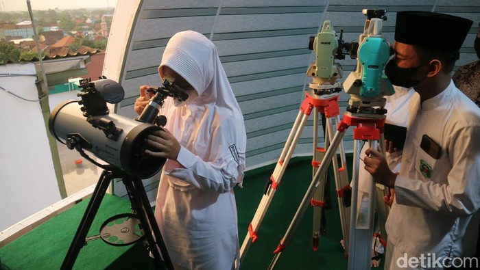 Pelajar MAN 2 Kudus ikut mengamati hilal di Laboratorium Olimpiade Sains Terpadu, Jumat (1/4/2022).