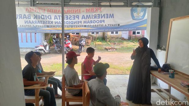 Suasana kegiatan belajar mengajar di PKBM Indra Abdi Utama/ foto: Istimewa