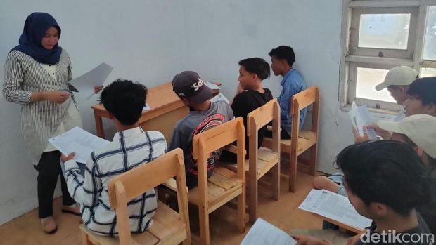 Suasana kegiatan belajar mengajar di PKBM Indra Abdi Utama/ foto: Istimewa