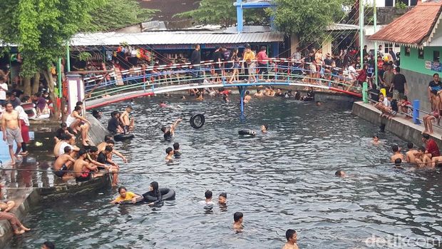 Suasana padusan di Umbul Sungsang, Pengging, Banyudono, Boyolali, Jumat (1/4/2022).