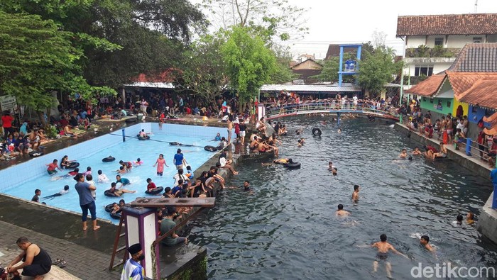 Suasana padusan di Umbul Sungsang, Pengging, Banyudono, Boyolali, Jumat (1/4/2022).