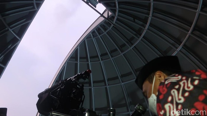 Suasana pemantauan hilal di Pos Observasi Bulan (POB) di Bukit Syekh Bela-Belu, Kalurahan Parangtritis, Kapanewon Kretek, Bantul, Jumat (1/4/2022).