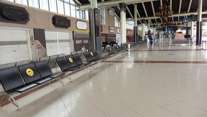 Suasana terminal 1 Bandara Soetta kedatangan dan keberangkatan di hari pertama dibukanya kembali