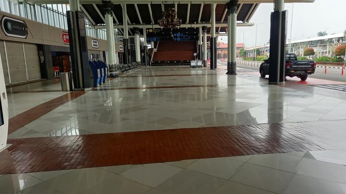 Suasana terminal 1 Bandara Soetta kedatangan dan keberangkatan di hari pertama dibukanya kembali