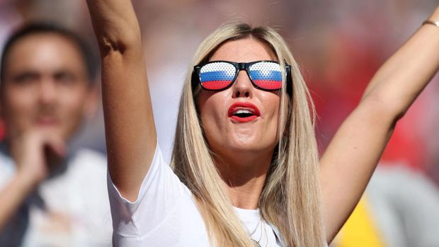 Suporter Piala Dunia FRANKFURT AM MAIN, GERMANY - JULY 06: A fan of Equatorial Guinea looks on prior to the FIFA Women's World Cup 2011 Group D match between Equatorial Guinea and Brazil at FIFA World Cup stadium Frankfurt on July 6, 2011 in Frankfurt am Main, Germany. (Photo by Christof Koepsel/Getty Images)