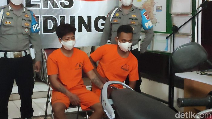 Suryadi dan Andika. Keduanya melakukan penganiayaan terhadap Fandi Fadillah di Jalan Sarimanah, Kelurahan Sarijadi, Kecamatan Sukasari, Kota Bandung pada Sabtu (26/3) lalu.