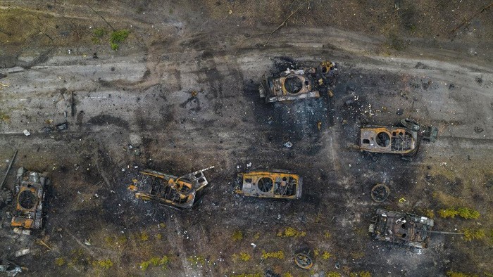 Tank-tank Rusia Hancur Lebur Diserbu Pasukan Ukraina Ukrainian soldiers pass on top of an armored vehicle next to destroyed Russian tanks in the outskirts of Kyiv, Ukraine, Thursday, March 31, 2022. Russian forces shelled Kyiv suburbs, two days after the Kremlin announced it would significantly scale back operations near both the capital and the northern city of Chernihiv to βincrease mutual trust and create conditions for further negotiations.β (AP Photo/Rodrigo Abd)
