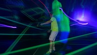 Menanggapi inovasi lapangan bulu tangkis bertemakan Glow in The Dark itu, pelatih bulu tangkis profesional, Lee Yan Sheng mengatakan bahwa bermain di lapangan futuristik menghadirkan tantangan yang tidak biasa bagi para atlet karena mereka harus menyesuaikan mata mereka dengan kegelapan untuk bermain.  