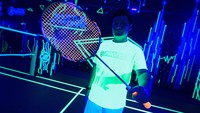 Lapangan tersebut terbuka untuk atlet dari semua tingkatan. Namun pihak Shuttle in the Dark mengenakan biaya RM180 per jam atau sekitar Rp615 ribu per jam untuk menggunakan lapangan Glow in the Dark tersebut dan menyewa peralatan neon.  