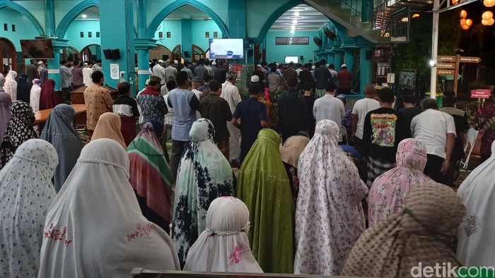 Salat Tarawih perdana di Masjid Jogokariyan, Jogja, Jumat (1/4/2022).