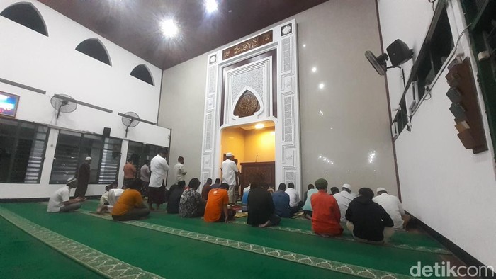 Salat Tarawih perdana di Masjid At Taqwa Halmahera, Semarang, yang diikuti warga Muhammadiyah, Jumat (1/4/2022).