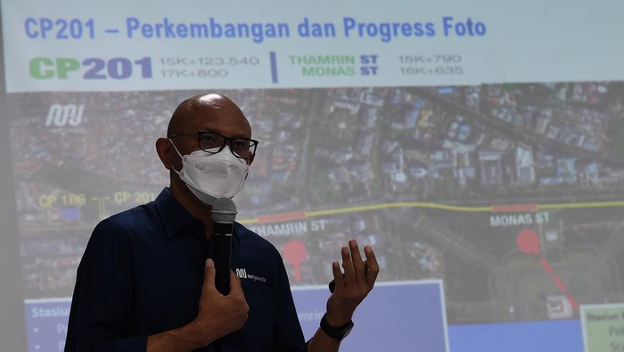 Dirut PT MRT Jakarta Wiliam P Sabandar menyampaikan keterangan kepada wartawan di Kantor Depo MRT Jakarta, Lebak Bulus, Jakarta, Kamis (31/3/2022). PT Mass Rapid Transit Jakarta (MRT Jakarta) menargetkan pembangunan Fase 2 rampung secara bertahap pada 2025 hingga 2030. ANTARA FOTO/Sigid Kurniawan/rwa.